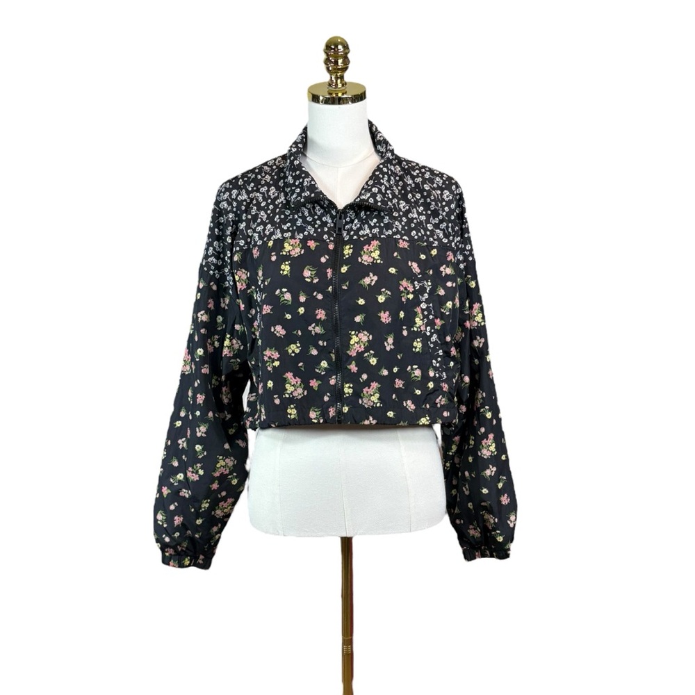 Woman’s Aeropostale Floral Patchwork Pattern Crop… - image 1